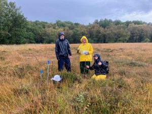 Bei strömendem Regen wurden Proben für eine Bachelor-Arbeit gewonnen